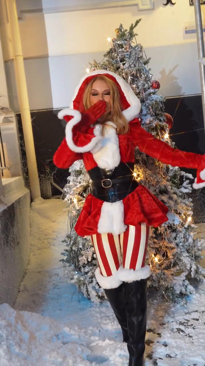 Кайли Миноуг в образе  Санты