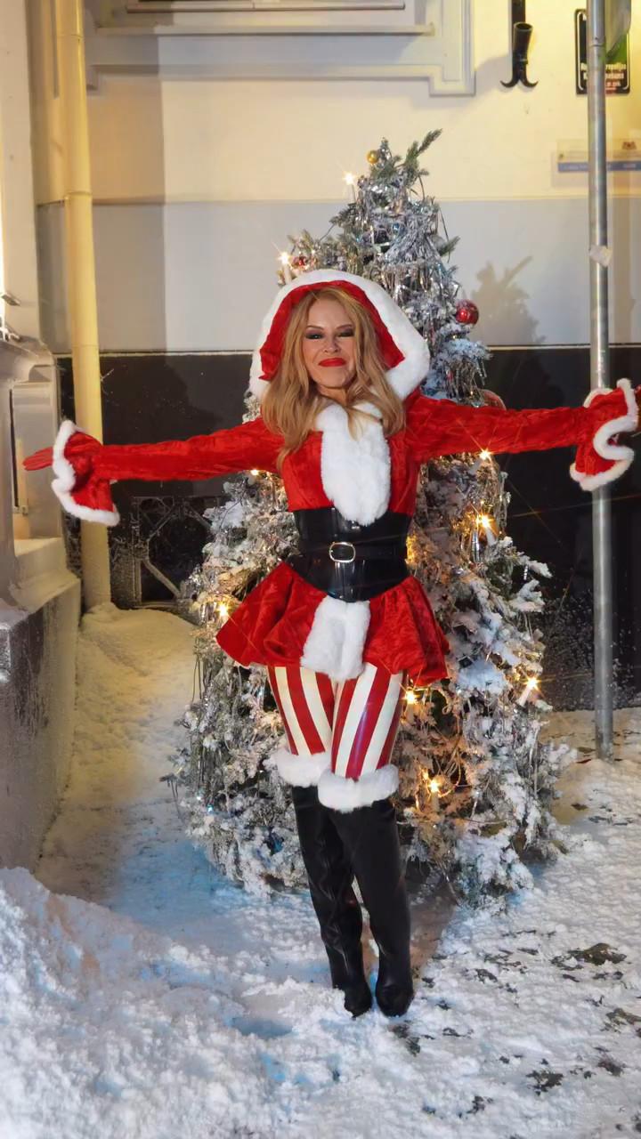 Кайли Миноуг в образе  Санты