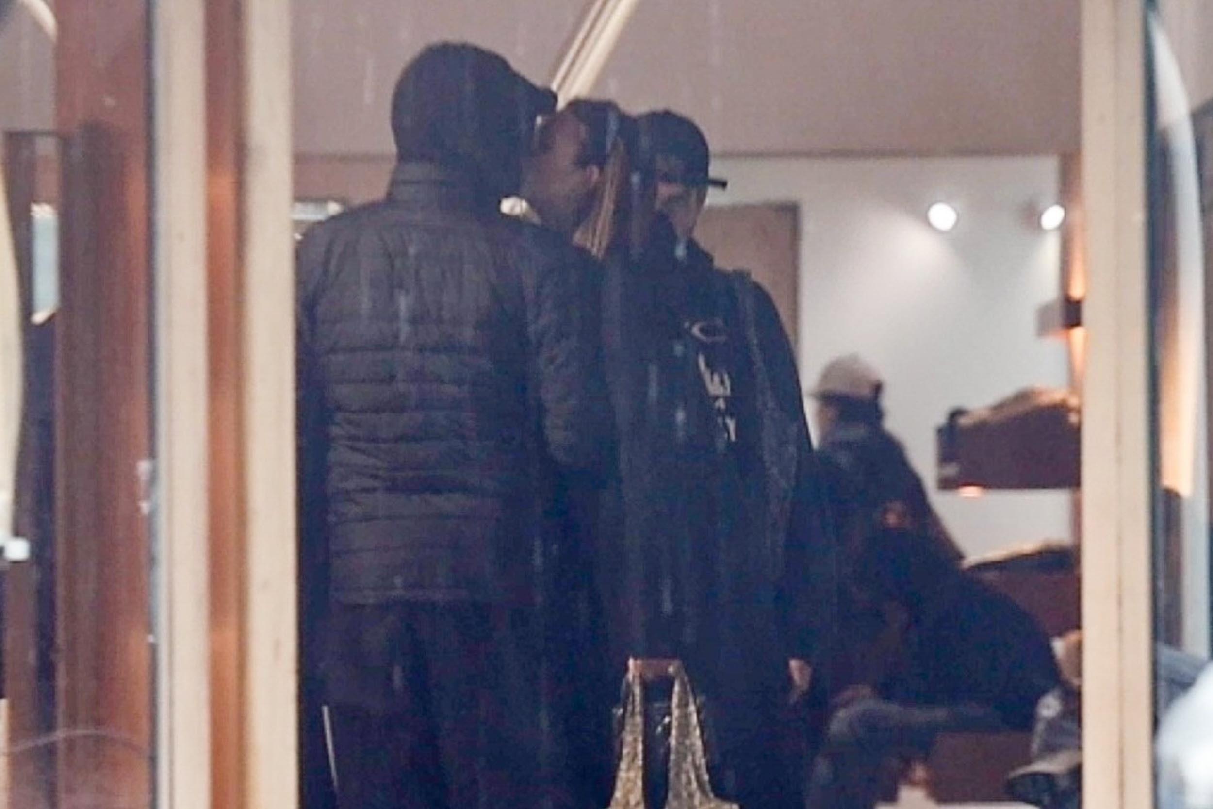 В пятницу Леонардо Ди Каприо и Виттория Черетти были замечены целующимися во время шопинга на Мелроуз Плейс.  