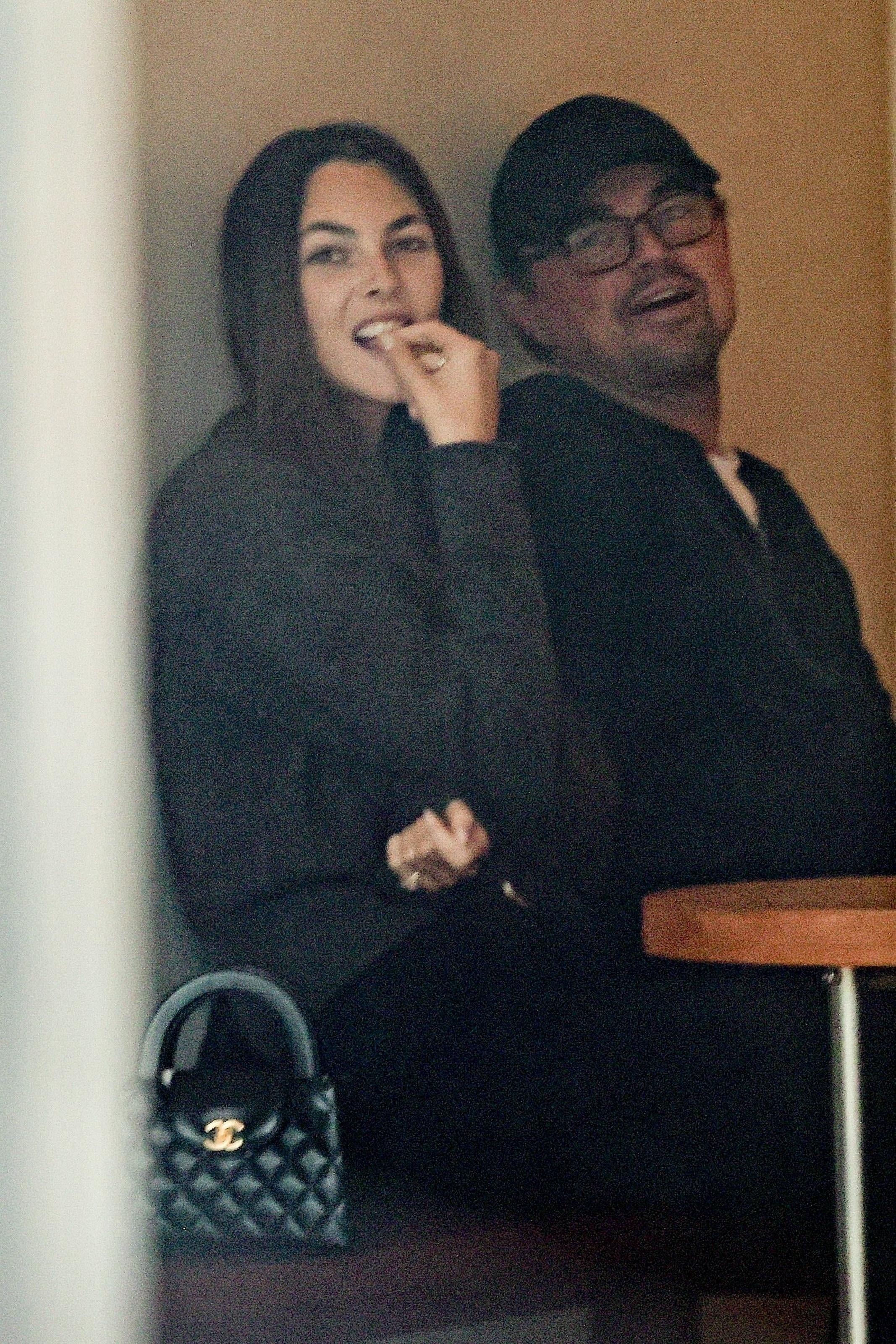 Модель и актер пообедали вместе в кафе.  