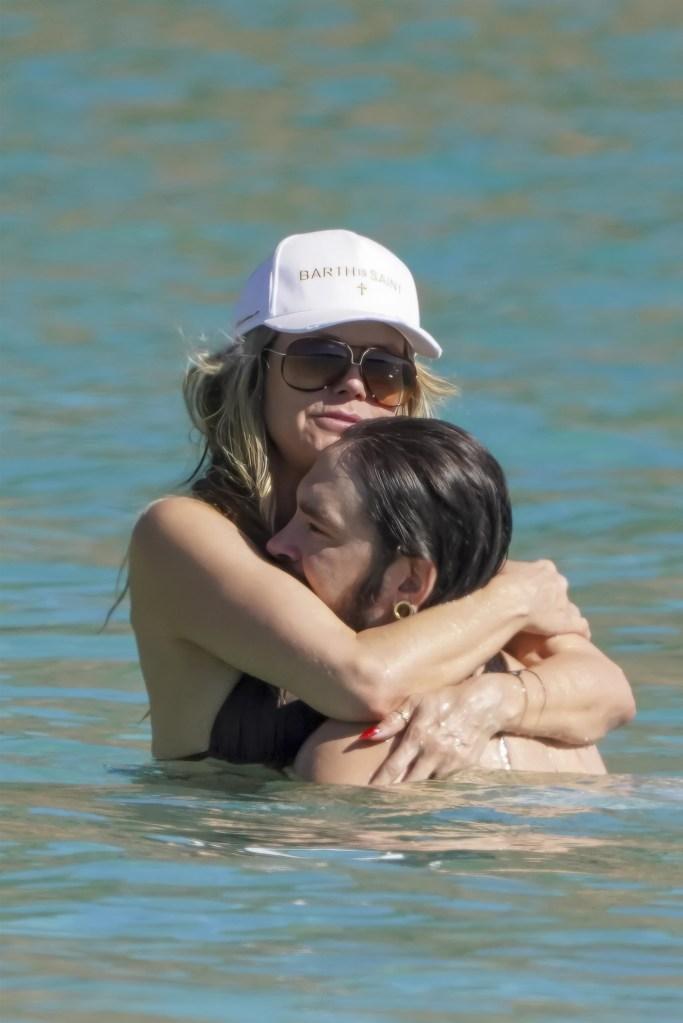 Клум и Каулитц уютно устроились в воде. Клум и Каулитц уютно устроились в воде.