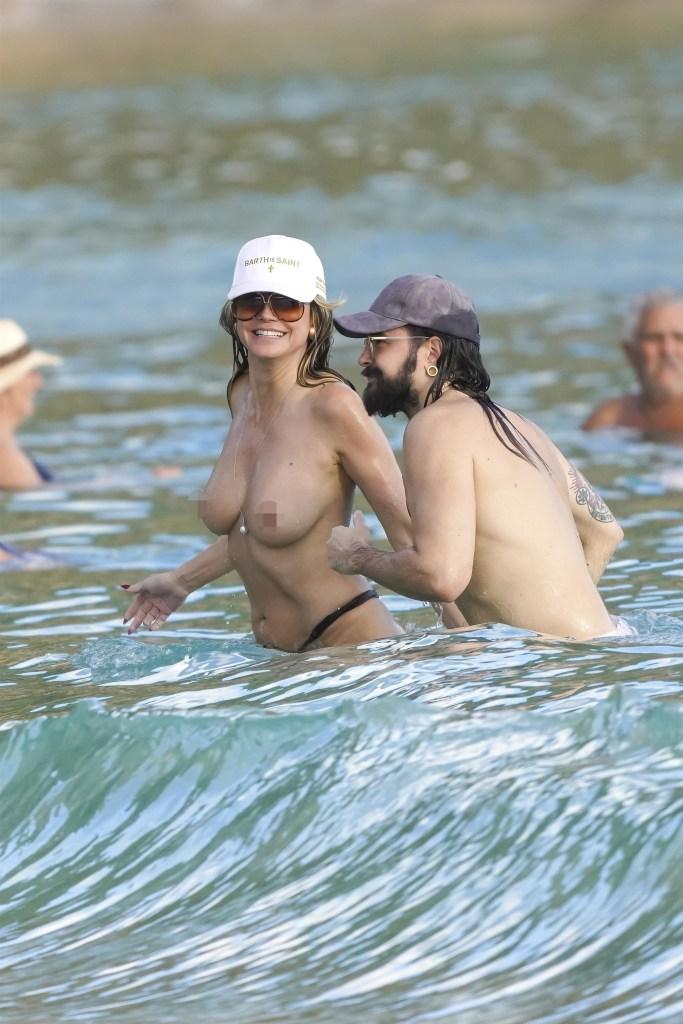 Клум осталась в своих трусиках-стрингах от бикини. Клум осталась в своих трусиках-стрингах от бикини.