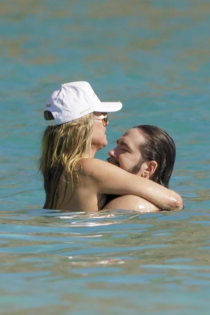 Клум также была в белой бейсболке и солнцезащитных очках. Клум также была в белой бейсболке и солнцезащитных очках.