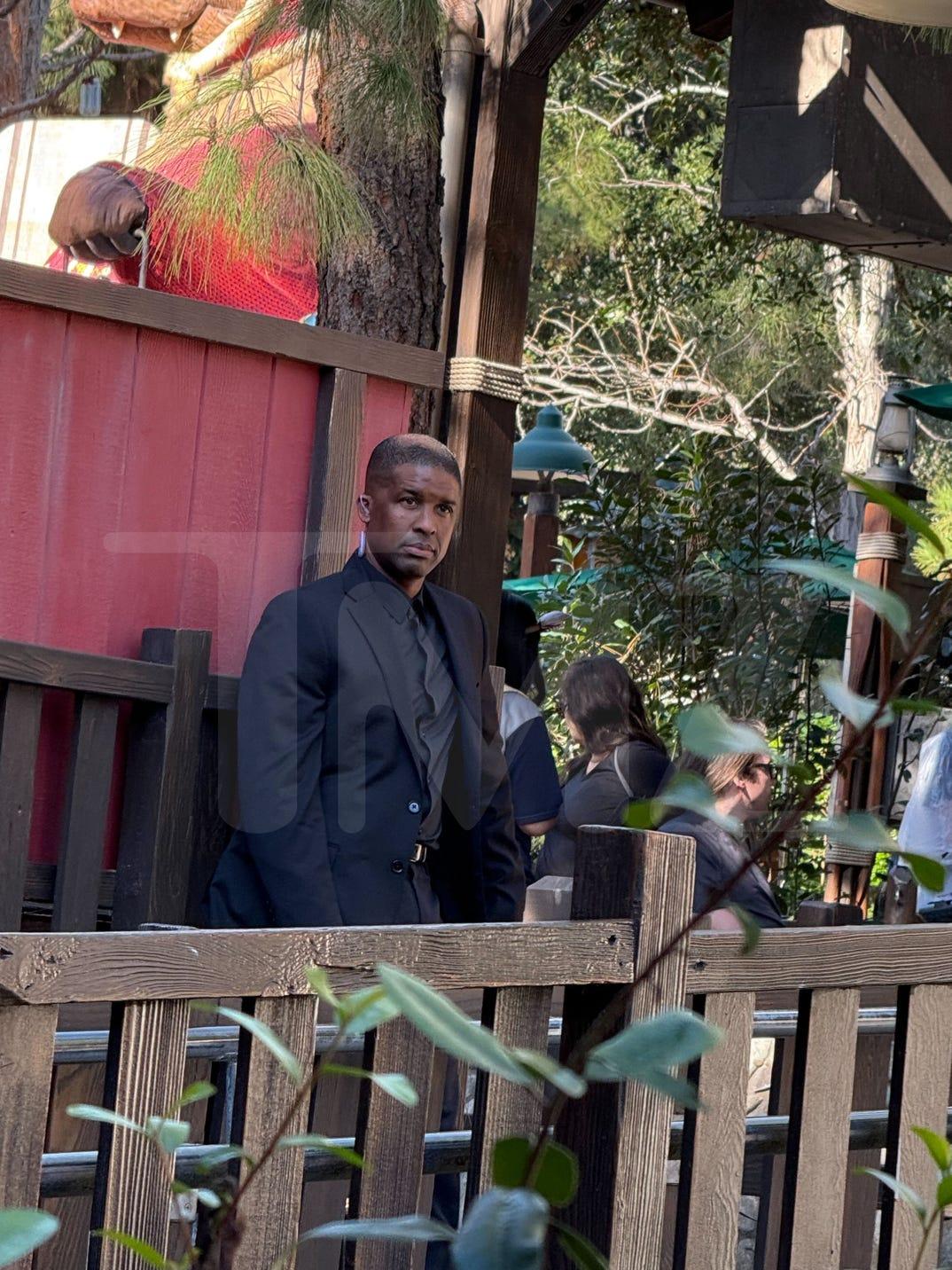 Канье Уэст и Бьянка Цензори отвезли детей в Диснейленд.