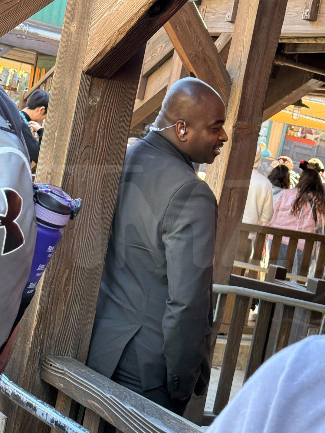 Канье Уэст и Бьянка Цензори отвезли детей в Диснейленд.