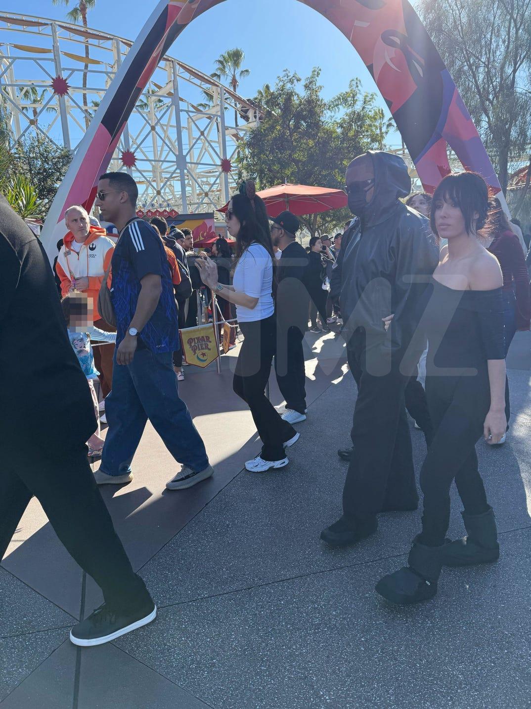 Канье Уэст и Бьянка Цензори отвезли детей в Диснейленд.