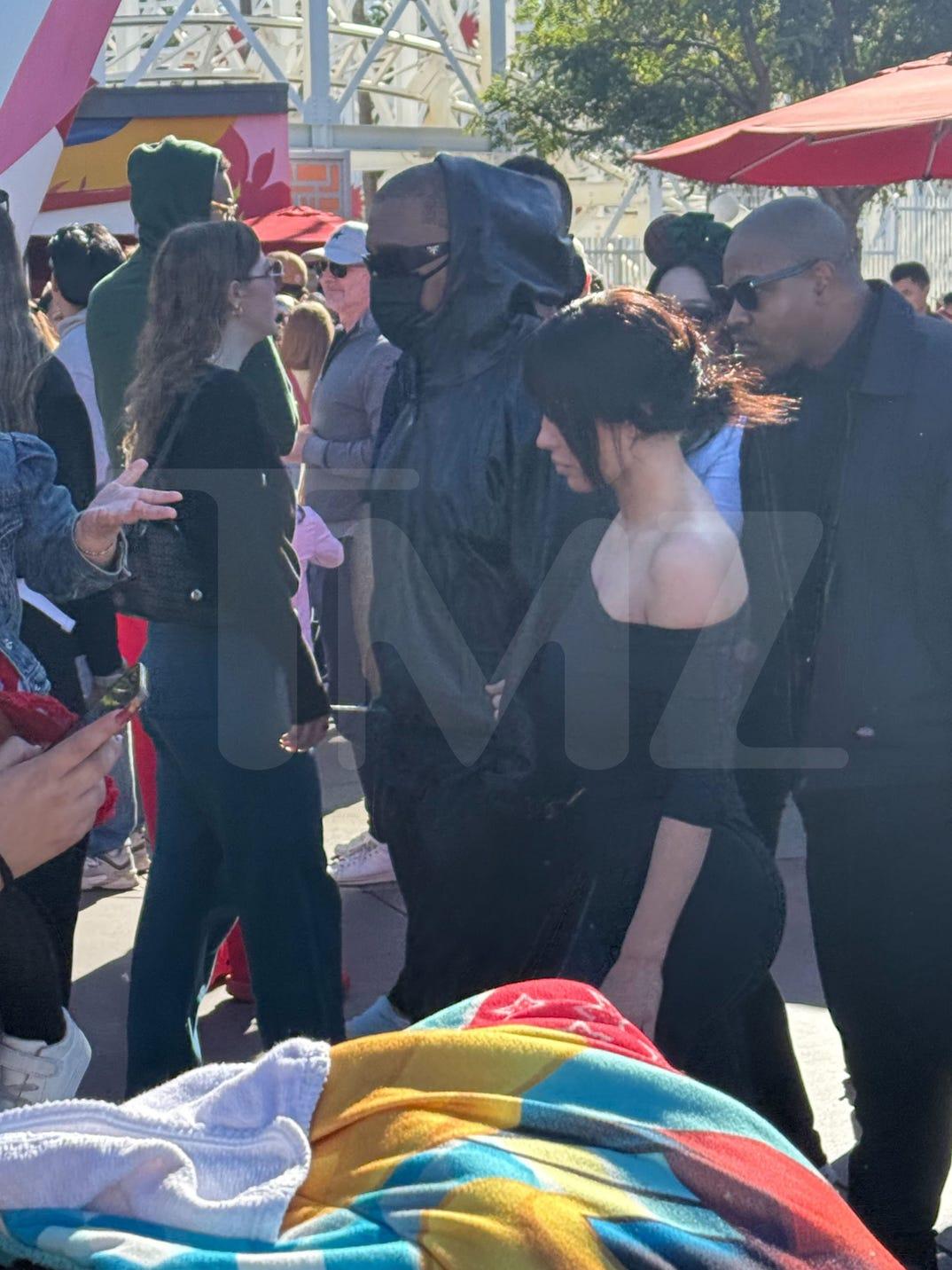 Канье Уэст и Бьянка Цензори отвезли детей в Диснейленд.