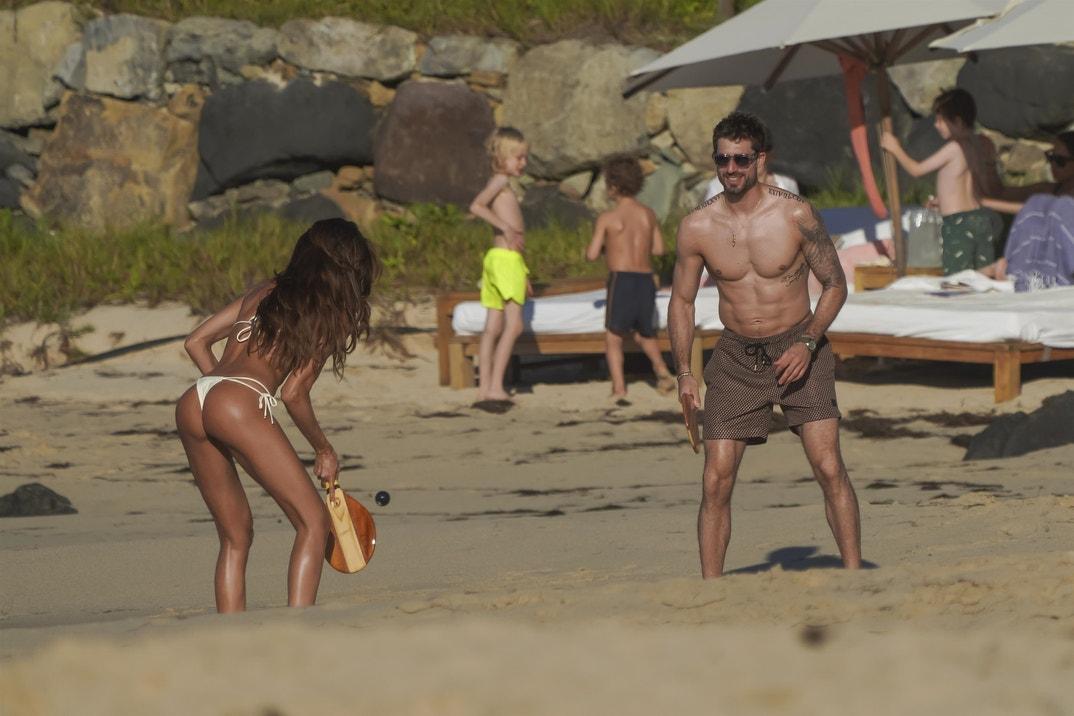 Изабель Гулар блистает в откровенном бикини на пляже со своим женихом Кевином Траппом.
