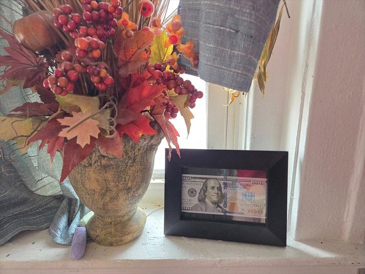 Фанатка Тейлор Свифт оформила в рамку часть чаевых в размере 600 долларов, полученных на игре команды Chiefs. Фанатка Тейлор Свифт оформила в рамку часть чаевых в размере 600 долларов, полученных на игре команды Chiefs.