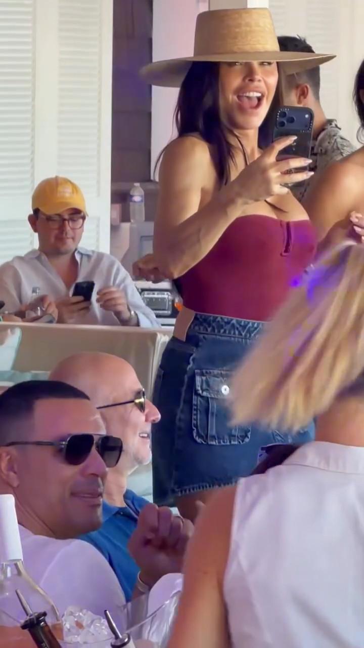 Лорен Санчес прекрасно проводит время на Сен-Бартелеми.