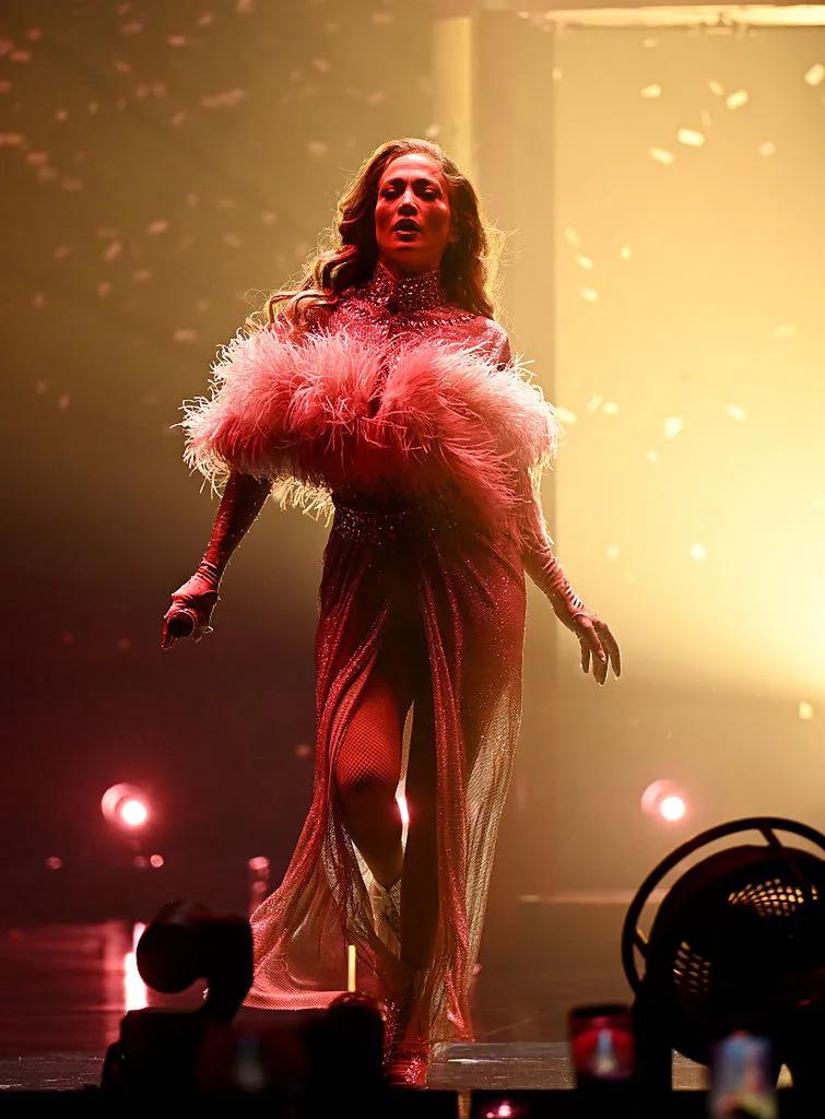 женнифер Лопес блистает в откровенных нарядах