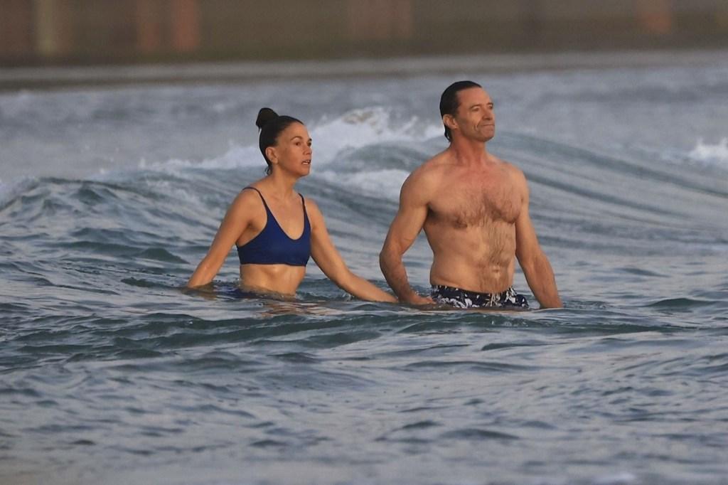 Они прыгали вместе с волнами.