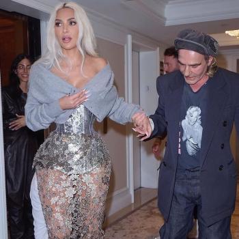 Ким Кардашьян позирует на платформах без каблуков.