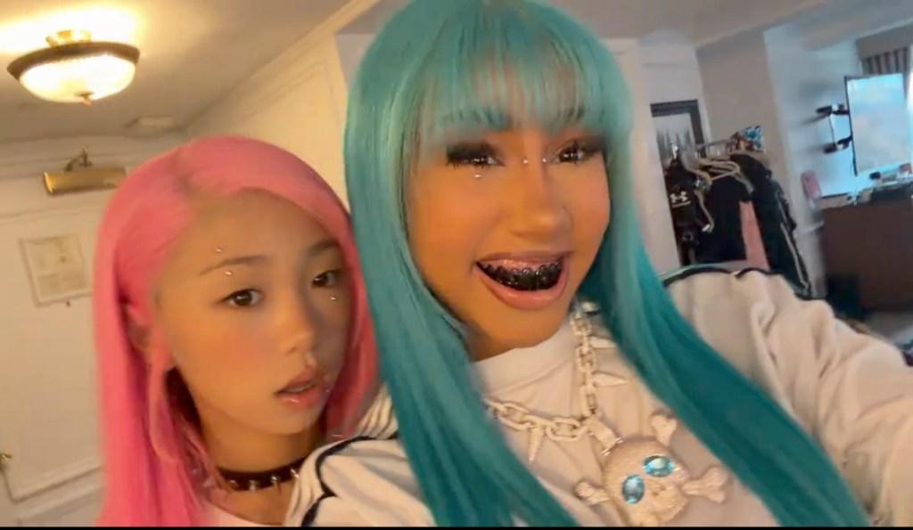 Двенадцатилетняя старшая дочь Ким Кардашьян и Канье Уэста также продемонстрировала изготовленное на заказ ожерелье с черепом, подаренное ей матерью на Рождество.