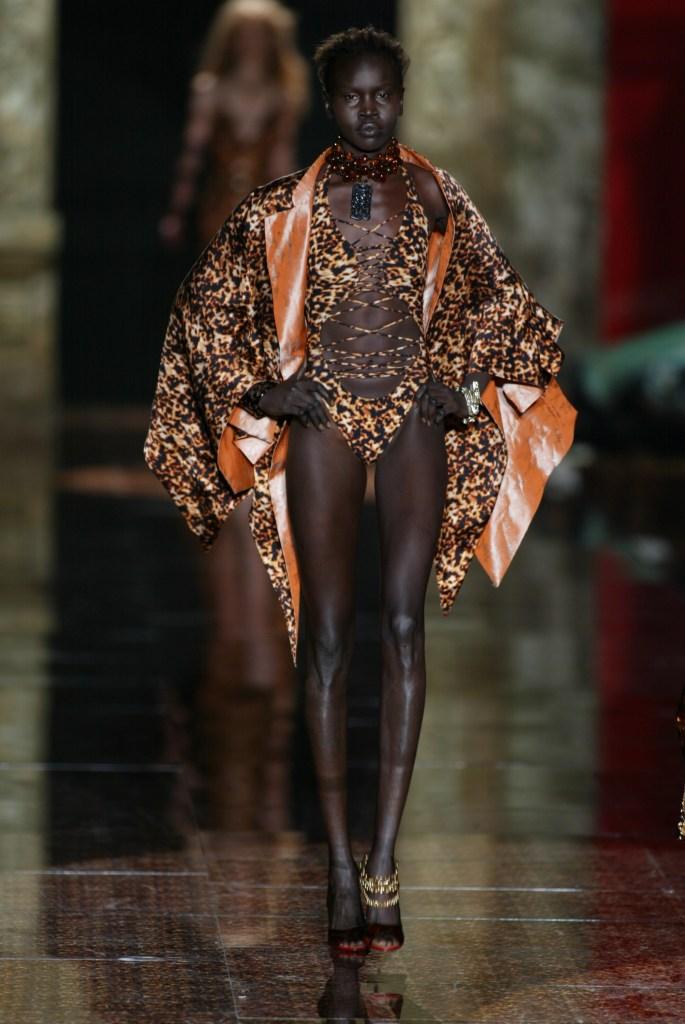 Этот образ был впервые продемонстрирован на подиуме Алеком Веком во время показа весенне-летней коллекции 2003 года. Этот образ был впервые продемонстрирован на подиуме Алеком Веком во время показа весенне-летней коллекции 2003 года.