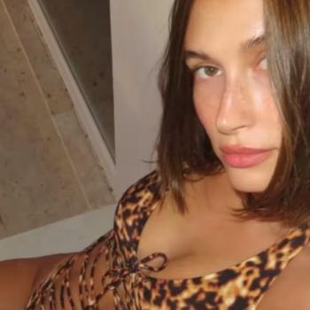 Хейли Бибер встречает Новый год: леопард, шнуровка и фанаты в восторге