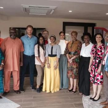 Меган Маркл совершает поездку по Абудже с браслетом, «защищающим от сглаза».