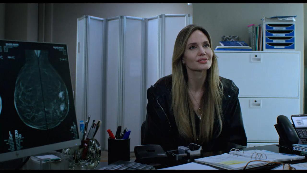 Анджелина Джоли примерила французский и драму:трейлер «Высокой моды» шьёт по живому