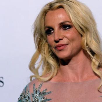 Бритни Спирс на новых фотографиях. После драмы в отеле она сбежала на... курорт