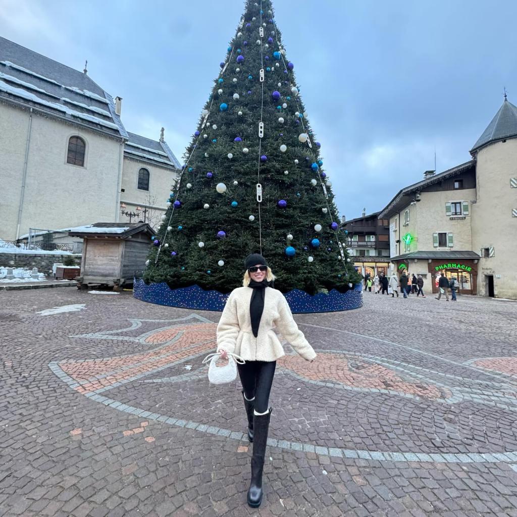 28-летняя актриса дополнила свой гардероб джинсами известных брендов целой серией дизайнерских вещей, включая приталенную куртку из овчины от Alaïa за 8500 долларов.