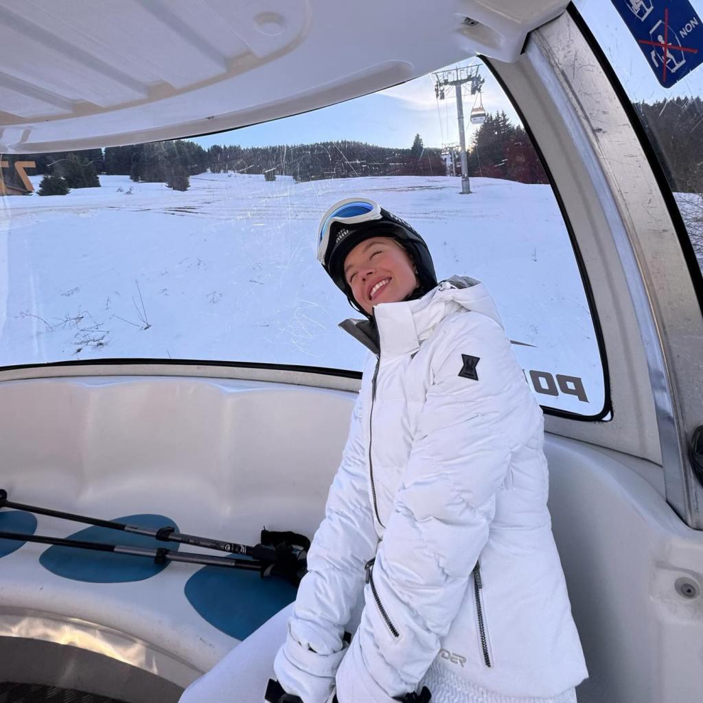 Она отправилась на горнолыжные склоны заснеженного французского курортного городка Межев.