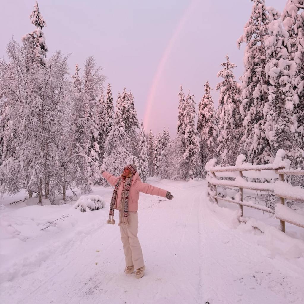 Актриса согревалась с помощью шарфа и шапки из шерсти и кашемира с принтом от Miu Miu.
