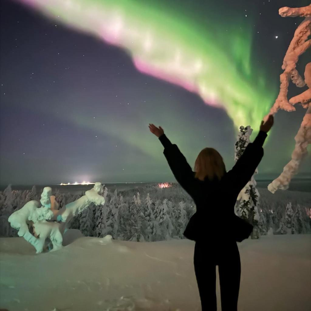 В комментариях к сообщениям на официальном аккаунте города в соцсети Суини назвали «Прекрасной зимней королевой ✨».