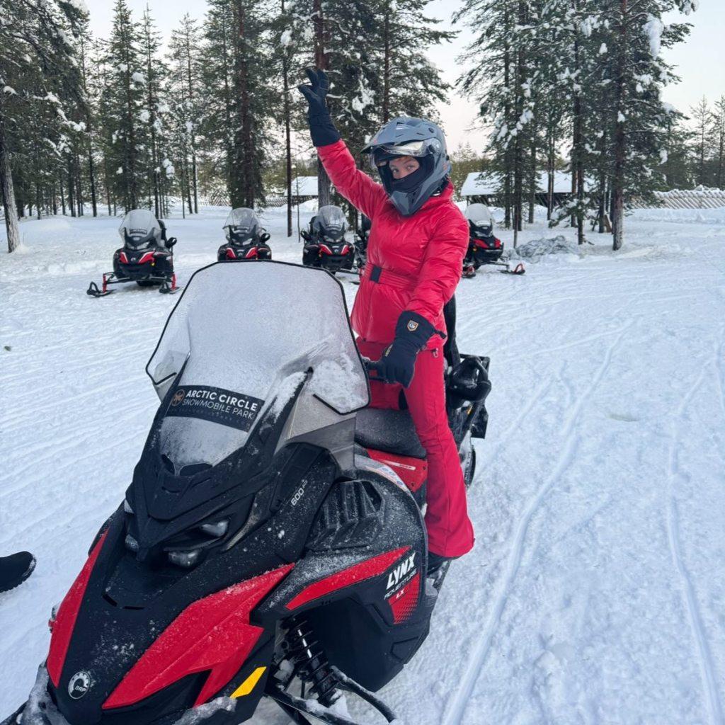 Первоначальная рекламная кампания American Eagle столкнулась с обвинениями в пропаганде евгеники из-за игры слов «джинсы» и «гены», а также светлых волос и голубых глаз Суини.