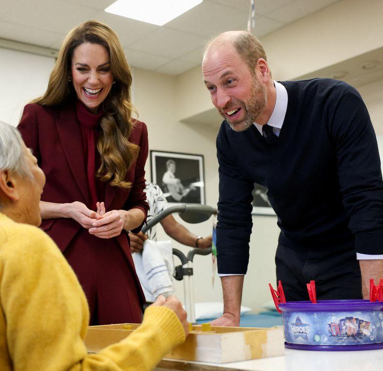 Кейт Миддлтон и принц Уильям посетили больницу. Кейт Миддлтон и принц Уильям посетили больницу.