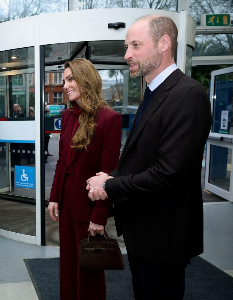 Кейт Миддлтон и принц Уильям посетили больницу. Кейт Миддлтон и принц Уильям посетили больницу.