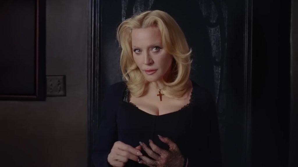 В своей последней рекламной кампании Dolce & Gabbana Мадонна разделась до нижнего белья и запрыгнула в постель с двумя молодыми мужчинами.  