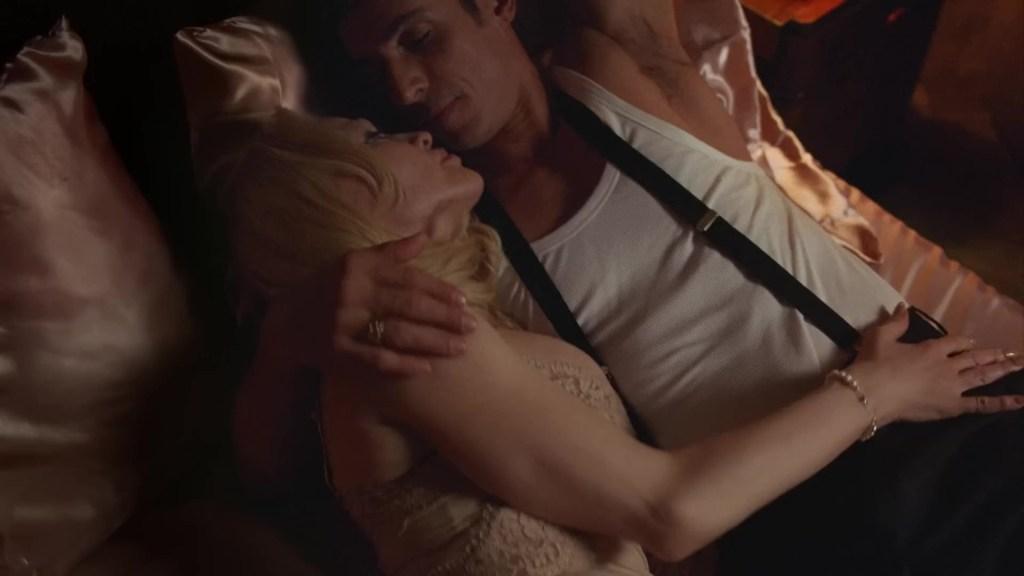 В начале рекламного ролика поп-звезда предстала в черном мини-платье с глубоким декольте, к ней присоединились её молодые возлюбленные.