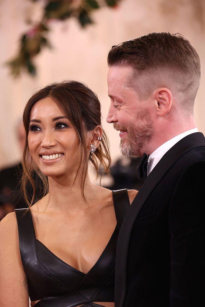 Маколей Калкин и Бренда Сонг на церемонии вручения премии «Золотой глобус».