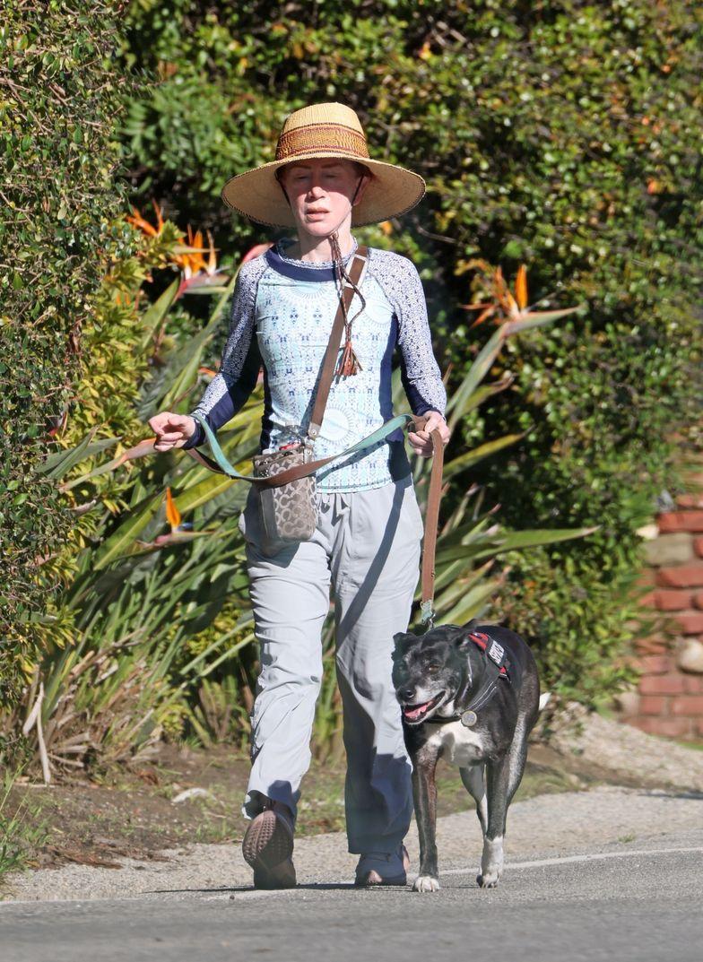 Кэти Гриффин гуляет со своей собакой