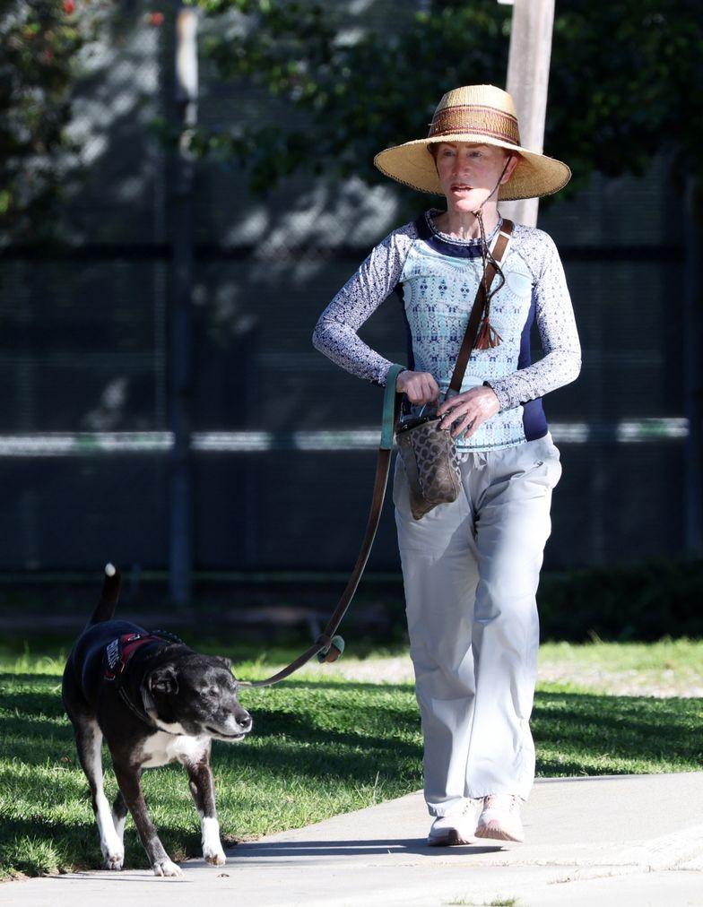 Кэти Гриффин гуляет со своей собакой