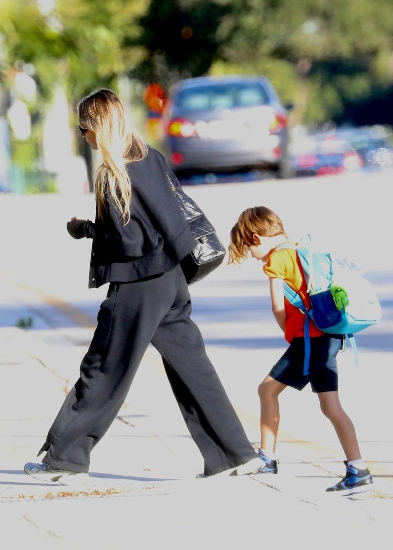Анна Курникова забирает группу детей из школы Анна Курникова забирает группу детей из школы