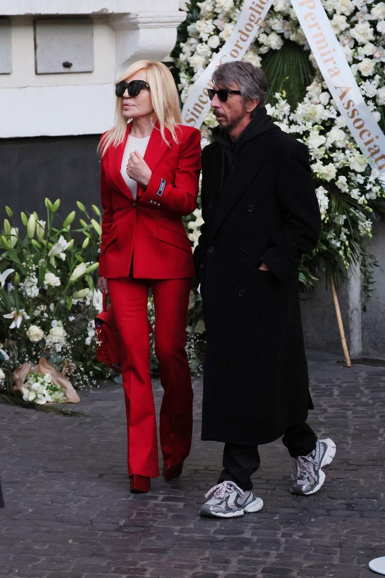 Донателла Версаче в красном на похоронах Валентино