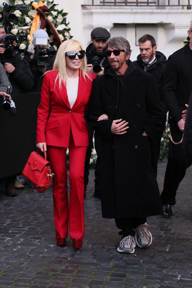 Донателла Версаче в красном на похоронах Валентино