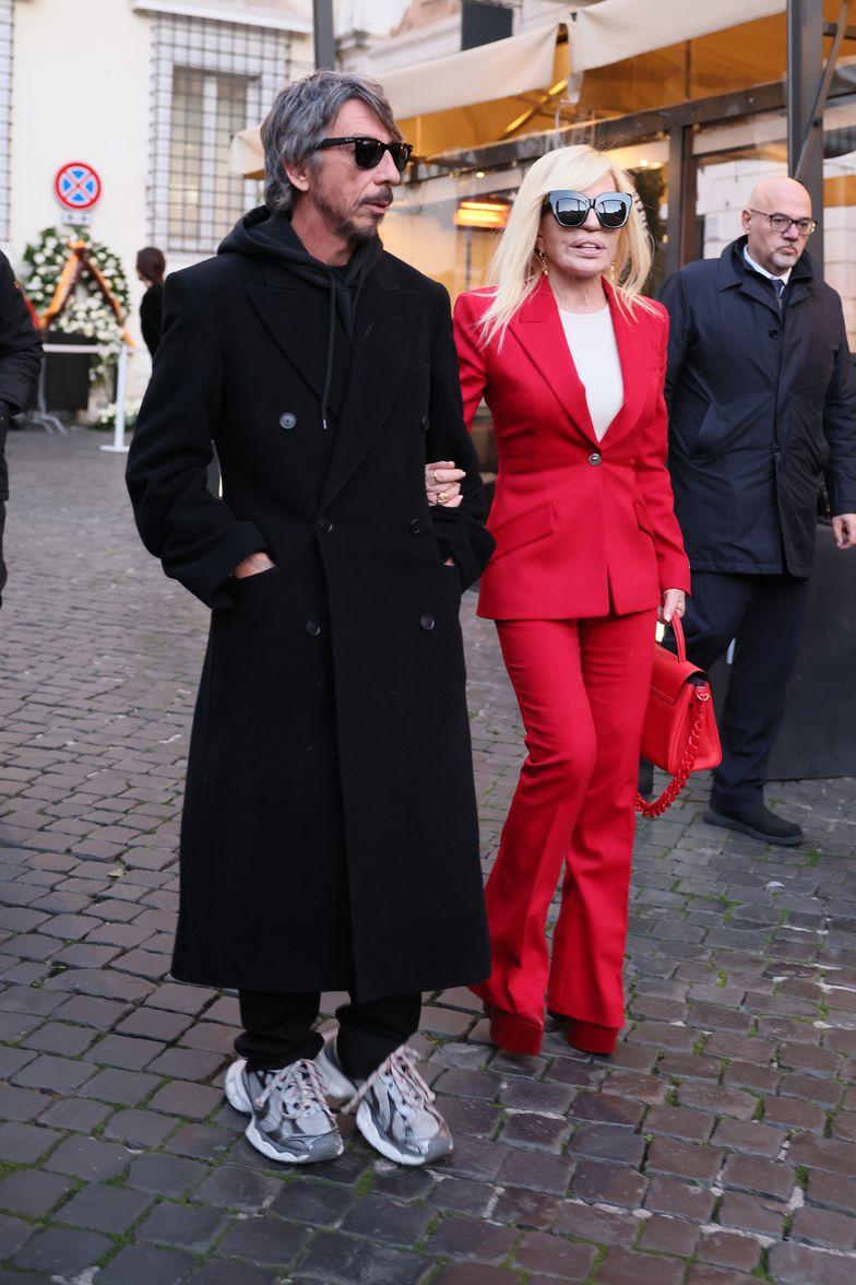 Донателла Версаче в красном на похоронах Валентино