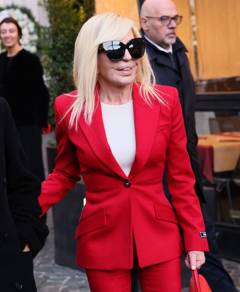 Донателла Версаче в красном на похоронах Валентино