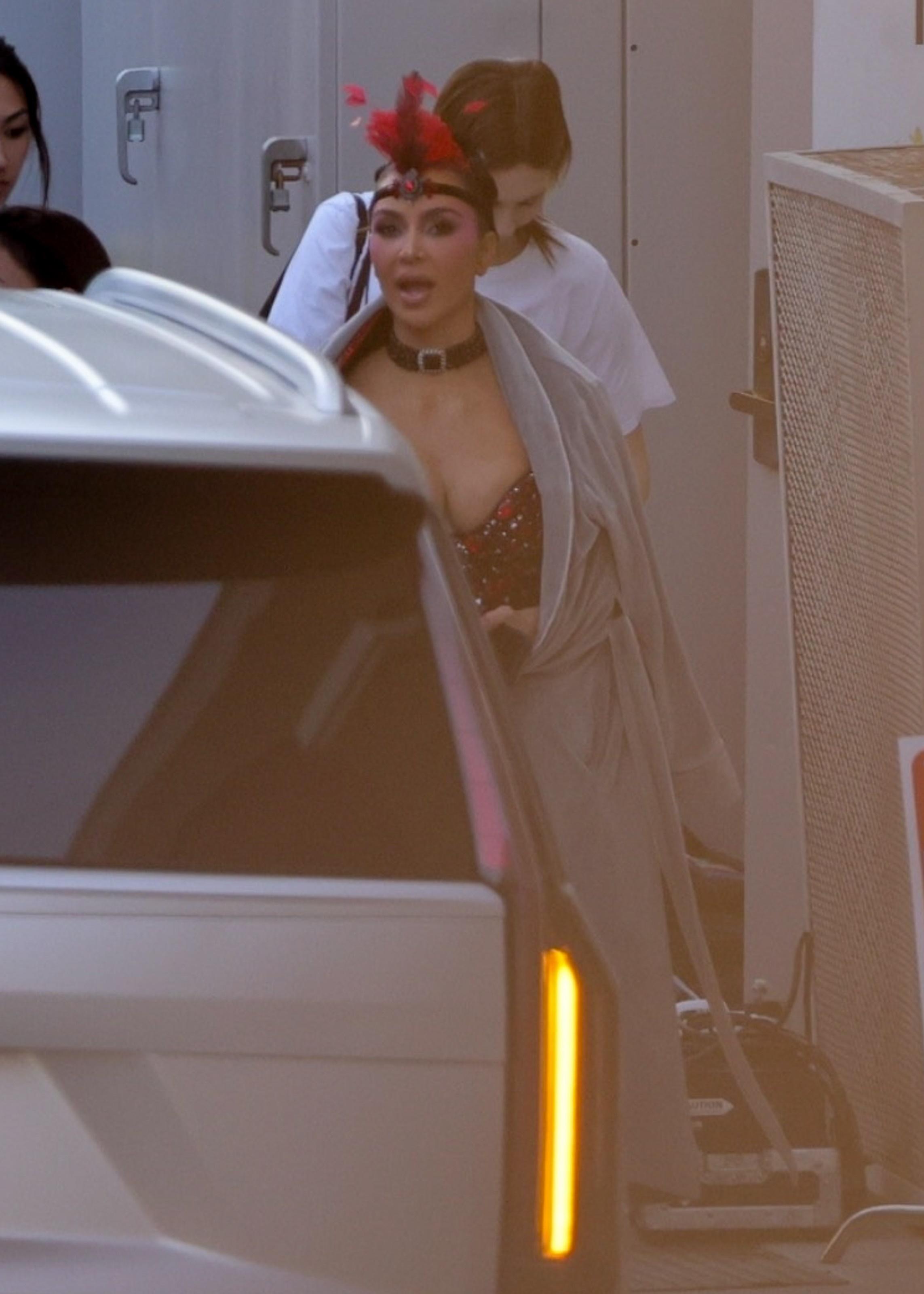 Образ включал в себя красную повязку на голову с перьями и черный чокер.  