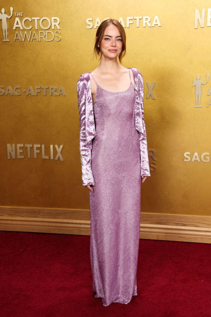 В воскресенье Эмма Стоун появилась на церемонии вручения премии SAG Actor Awards 2026 в сшитом на заказ сиреневом платье-комбинации от Louis Vuitton и расшитом бисером кардигане в тон.