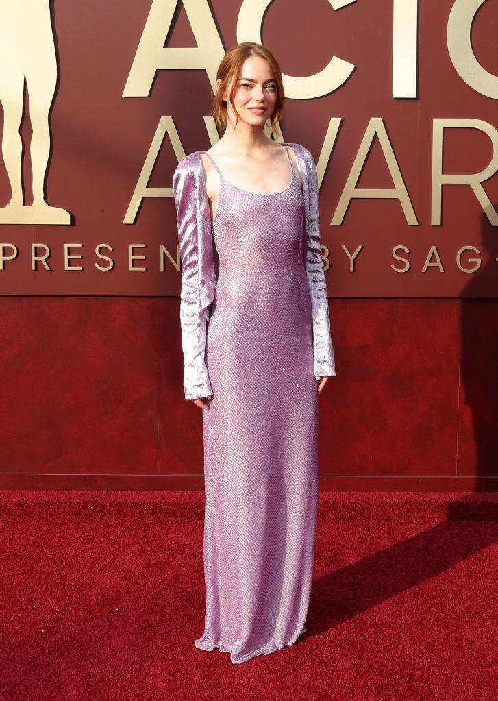За создание образов актрисы на красных дорожках в этом сезоне вручения наград отвечала её давний стилист Петра Фланнери.
