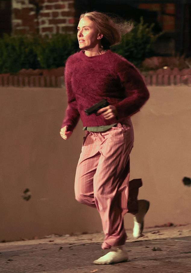 В четверг в Нью-Йорке Скарлетт Johansson (на фото) была замечена на съемках драматических сцен для перезапуска фильма «Изгоняющий дьявола» вместе с двумя каскадерами