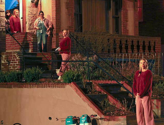 Трио было одето в одинаковые красные свитера и розовые пижамные штаны, и в этот момент актриса привлекла к себе внимание