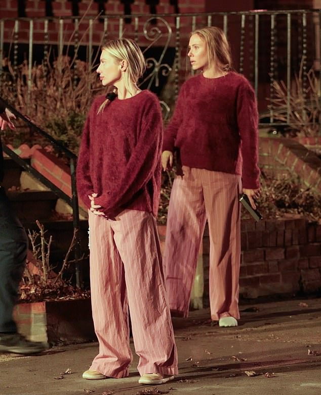 Скарлетт (справа) отказалась от своего обычного голливудского гламура и появилась без макияжа, собрав светлые волосы в длинную косу для долгожданного ремейка фильма ужасов