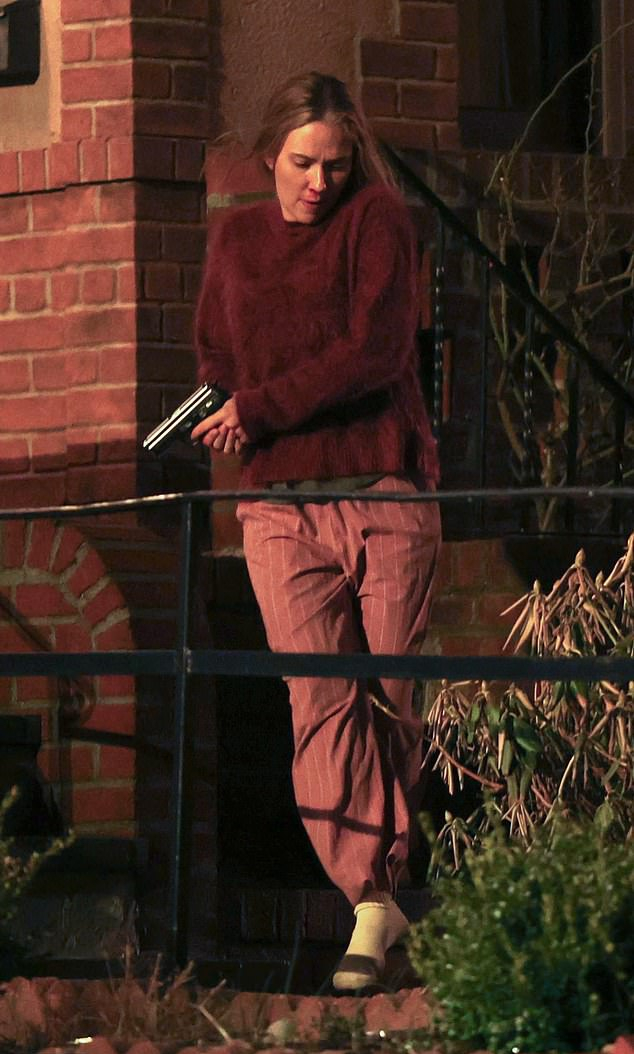 Было видно, как она выходит из дома, выглядя испуганной, с пистолетом в руках