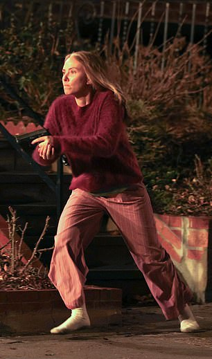 В одних носках её героиня бросилась в погоню, размахивая огнестрельным оружием