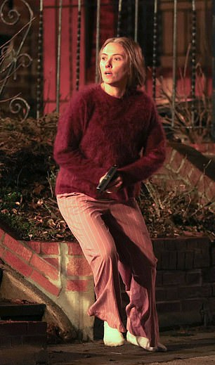 В одних носках её героиня бросилась в погоню, размахивая огнестрельным оружием