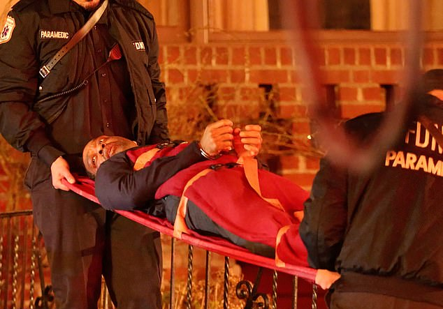 Позже британский коллега по съемочной площадке Чиветел Эджиофор, 48 лет, заснял на видео свой собственный драматический момент, когда его, привязанного к носилкам, несли в машину скорой помощи актеры, одетые как парамедики